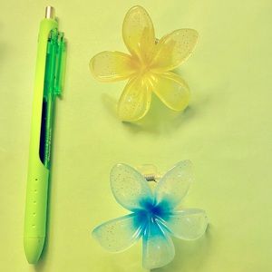 Del Sol color changing in the sun floral hair clips